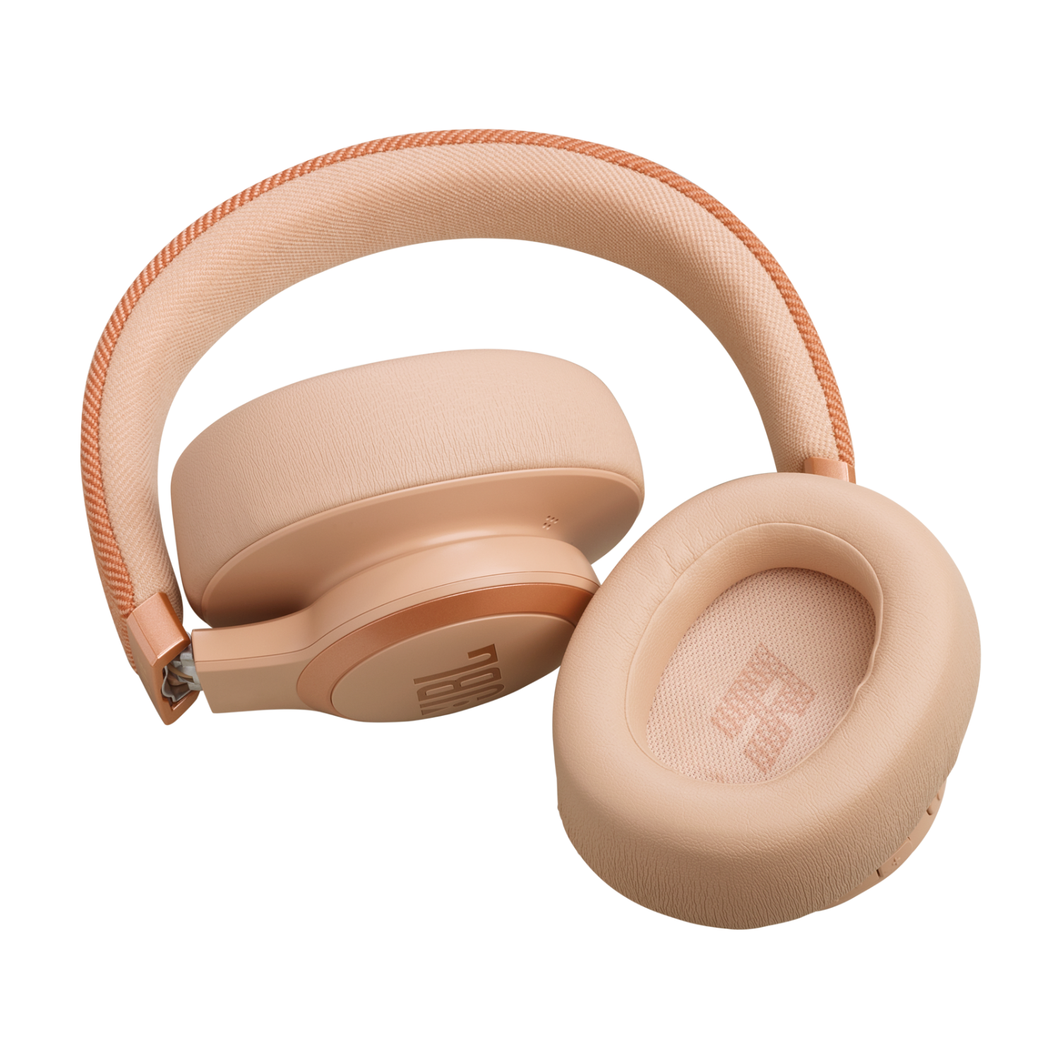 Roze JBL koptelefoon. Eén oorschelp is gedraaid, waardoor het JBL-logo zichtbaar wordt. De achtergrond is zwart.