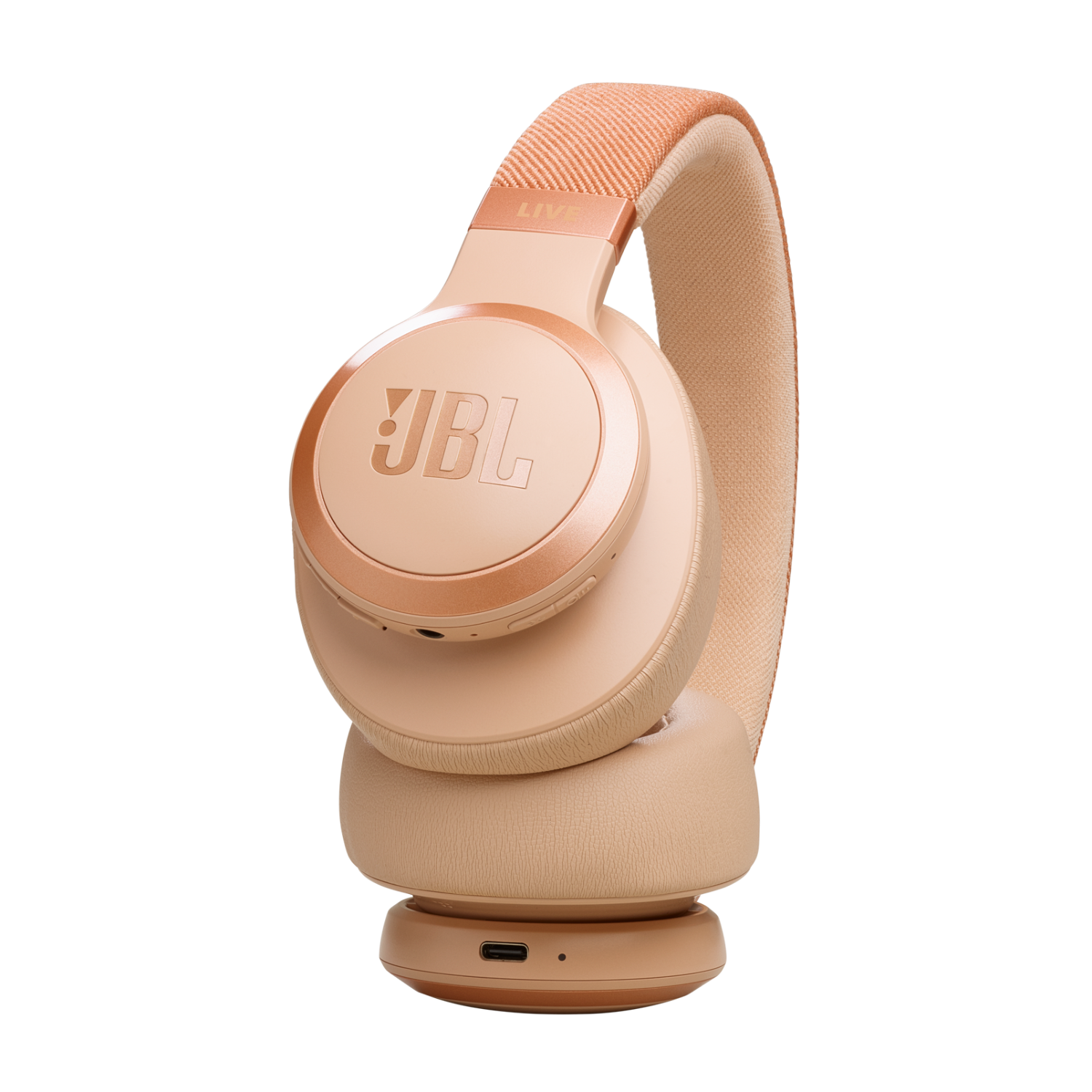 Perzikkleurige JBL koptelefoon met over-ear design. De koptelefoon staat op een zwarte achtergrond.