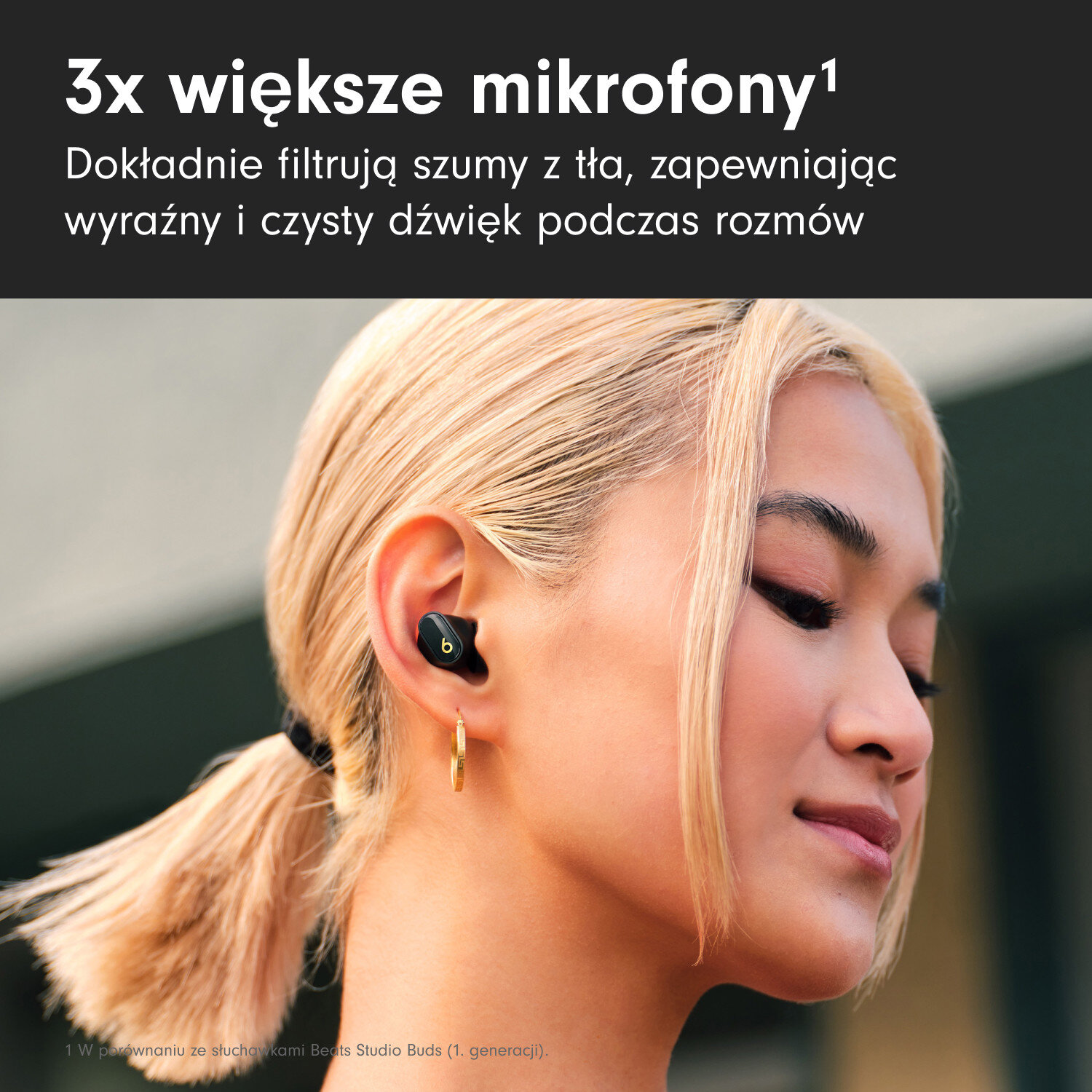 Kobieta z czarnymi słuchawkami uśmiecha się. Tekst: 3x większe mikrofony, czysty dźwięk.