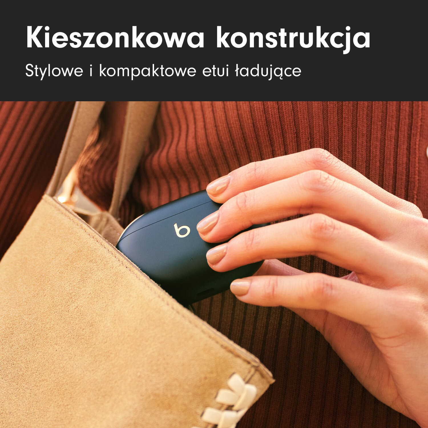 Ręka wyciągająca ciemnozielone słuchawki z beżowej torebki. Tekst brzmi 'Kieszonkowy design' i 'Stylowe i kompaktowe etui ładujące'.