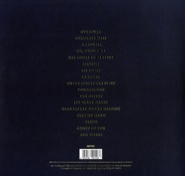 Album számlista sötét háttéren. Tartalmazza a 'Overdose', 'Carousel' és 'Amnesia' címeket.