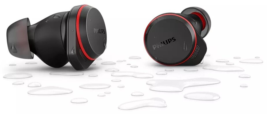 Czarne słuchawki z czerwonymi akcentami na białej powierzchni z kroplami wody.