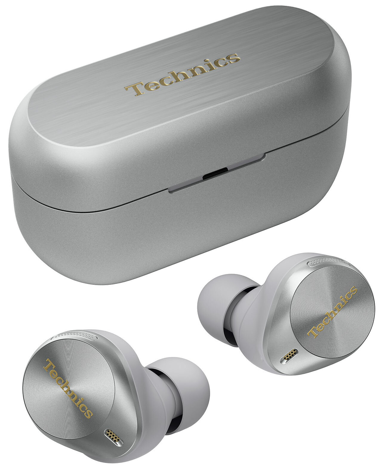 Srebrne słuchawki Technics i etui ładujące. Słuchawki ze złotym logo Technics. Etui owalne. Tło białe.