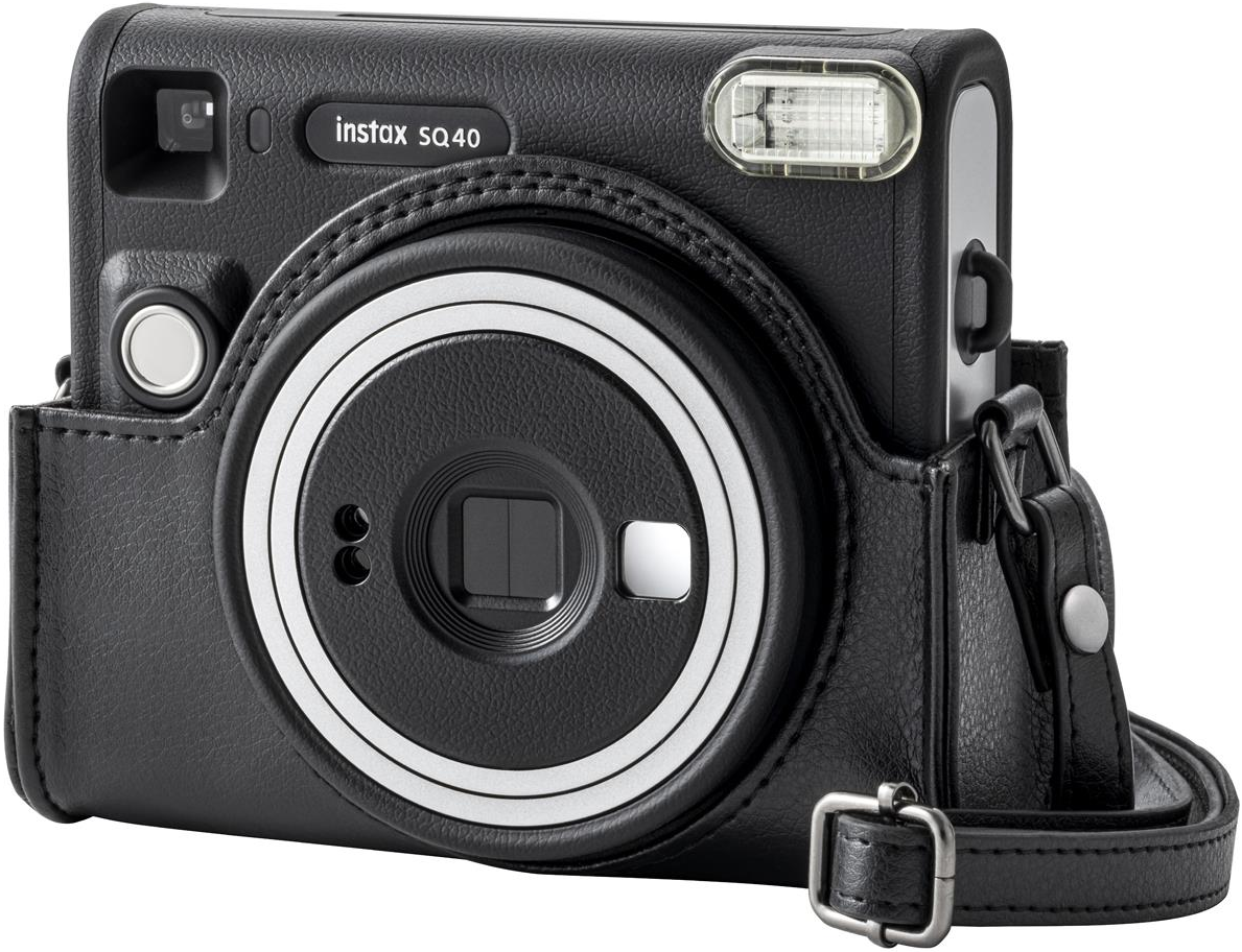 Schwarze Instax SQ40 Kamera in Ledertasche. Merkmale: Objektiv, Blitz, Trageriemen und silberne Akzente.