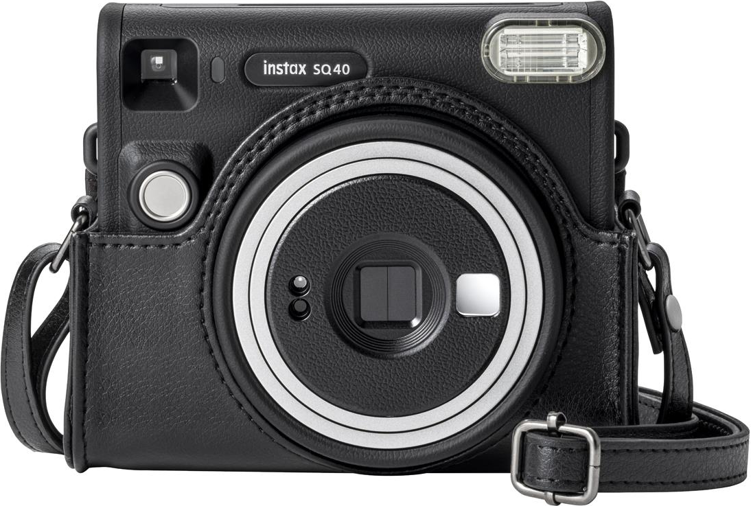 Schwarze Instax SQ40 Kamera mit Lederetui. Silberner Objektivring und Trageriemen.