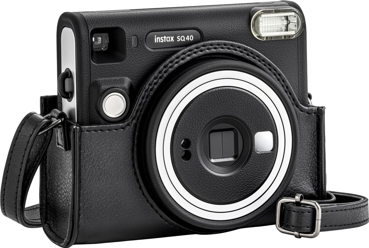 Eine schwarze Instax SQ40 Kamera in einer Ledertasche mit Riemen.