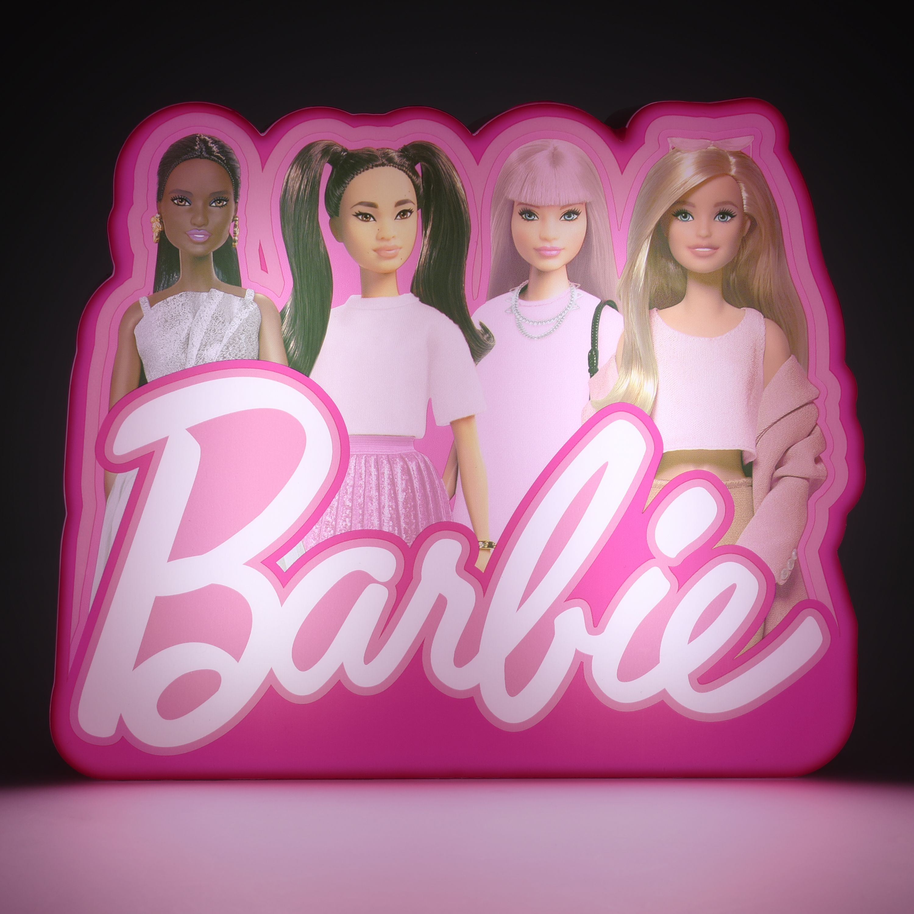 Barbie-Schild mit Puppen. Vier Puppen in rosa Outfits, rosa Logo.