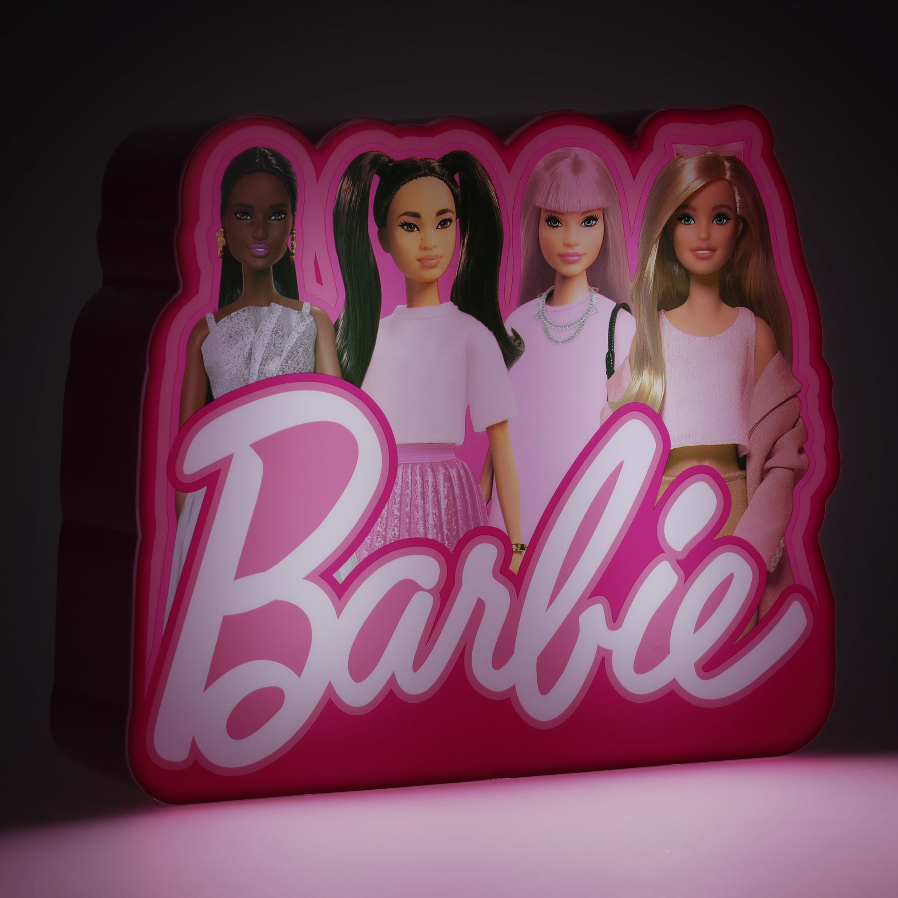 Barbie-Schild mit vier Puppen auf rosa Hintergrund.