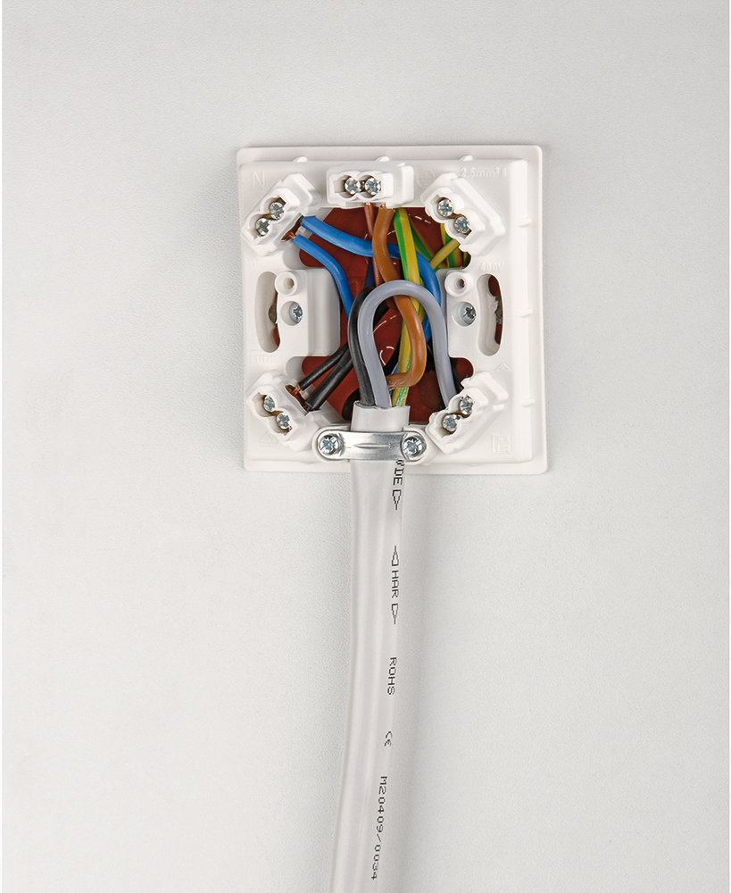 Een stopcontact met zichtbare draden in wit. Een witte kabel komt van onderen uit.