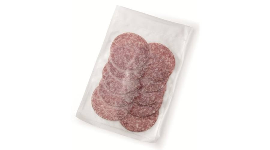 Felszeletelt szalámi átlátszó műanyag csomagolásban, fehér háttér előtt.