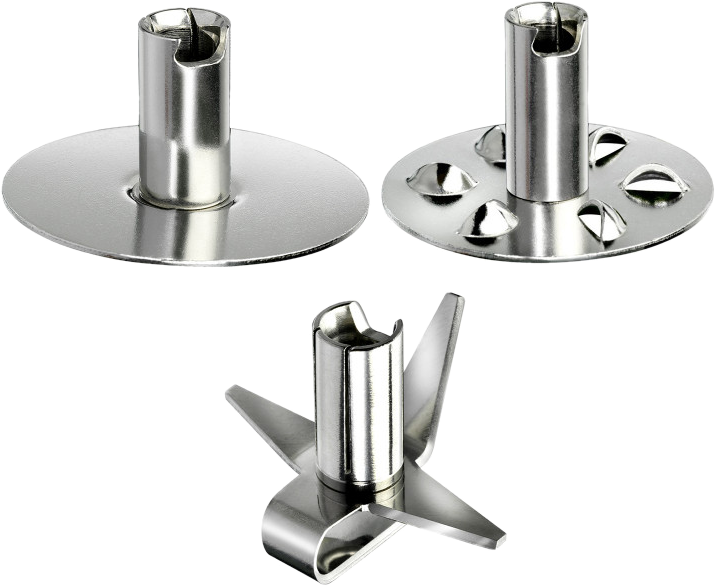 Primo piano di tre lame metalliche per frullatore, una base con perni e una base piatta.