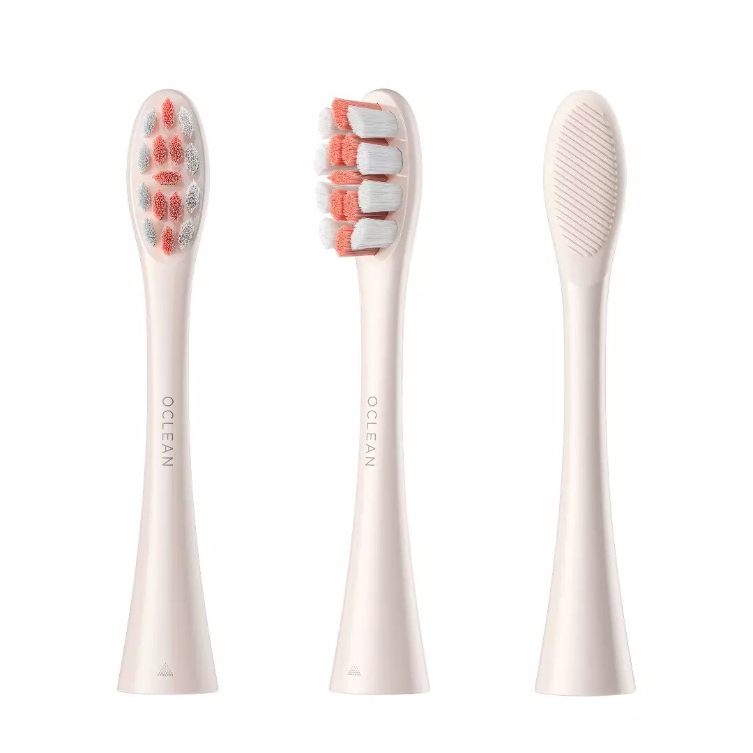 Trzy białe główki szczoteczek do zębów, z różnym układem włosia, na białym tle.