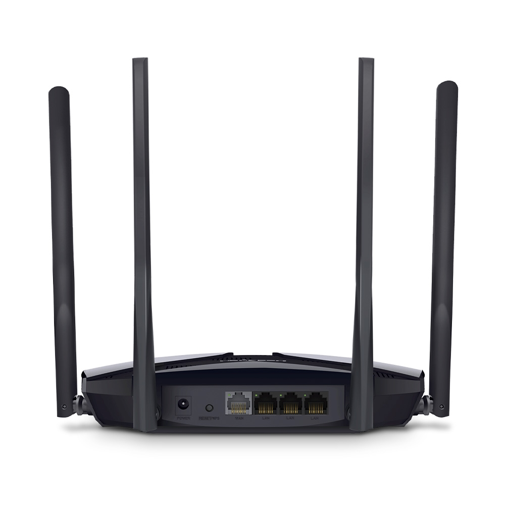 Un router negro con cuatro antenas, puertos en la parte trasera y una fuente de alimentación. Fondo blanco.