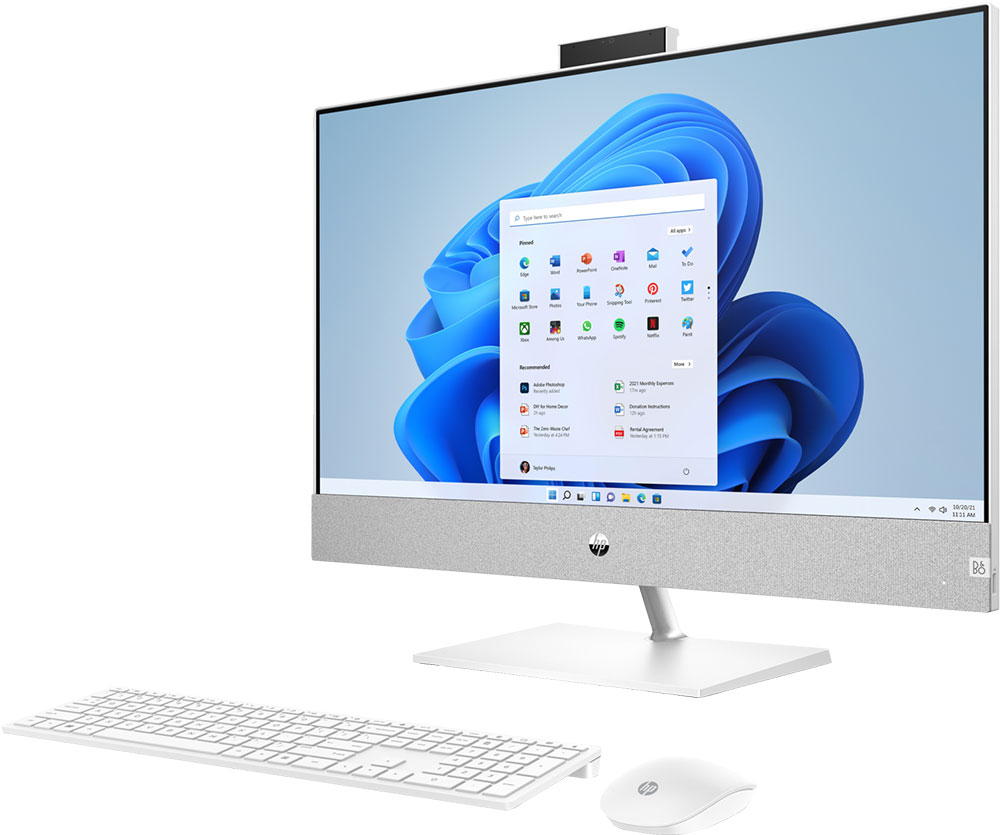 HP all-in-one pc. Witte monitor, toetsenbord en muis. Windows 11-interface. Grijs luidsprekergedeelte, zwarte webcam.