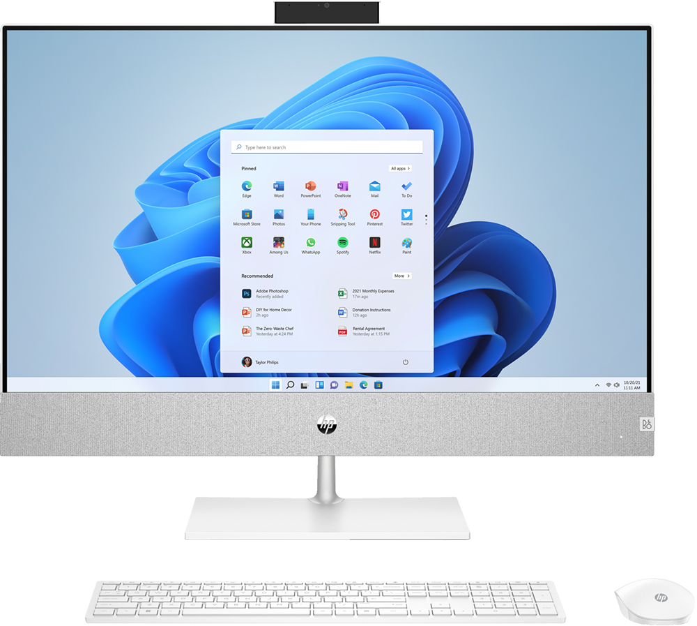 Een witte HP all-in-one computer toont een Windows 11 bureaublad met open apps. Toetsenbord en muis staan voor de monitor.