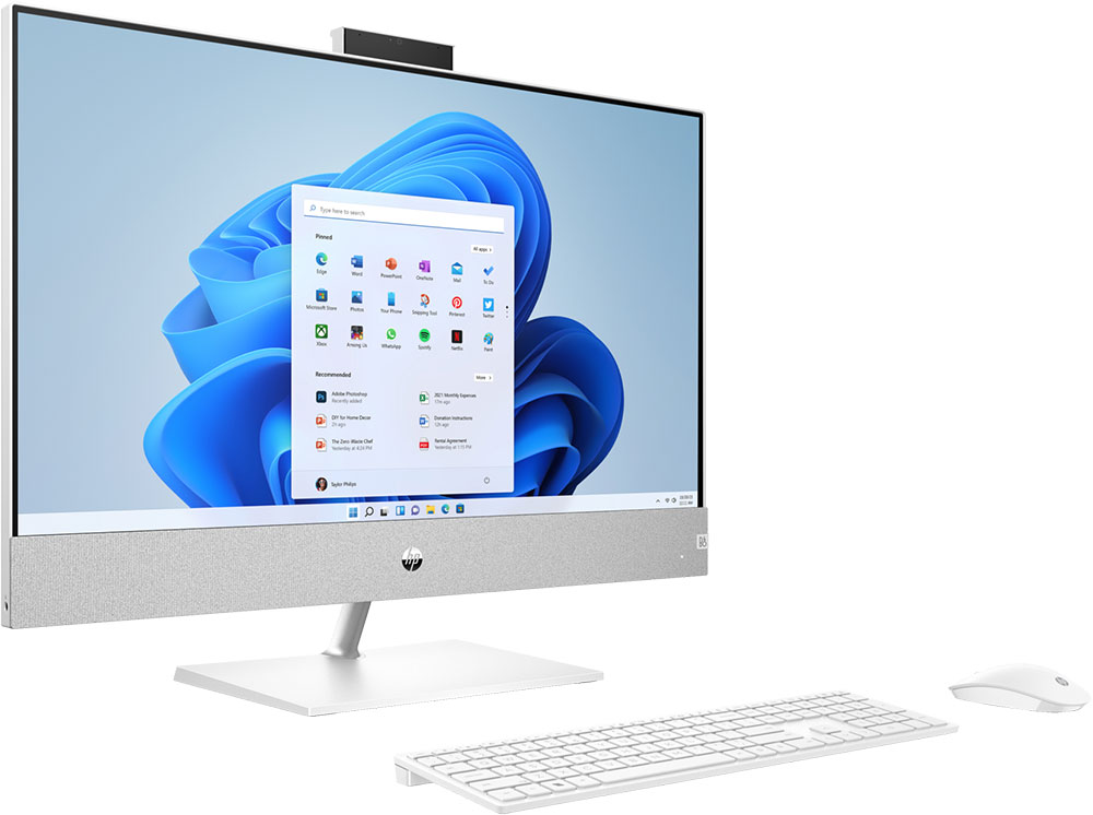 Een HP all-in-one computer. Het heeft een groot scherm met de Windows 11-interface, met een toetsenbord en muis.