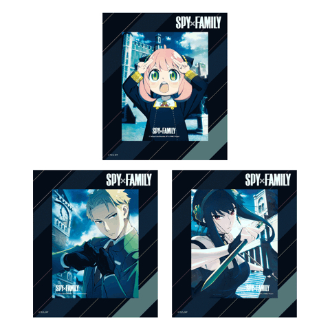 Drei 'Spy x Family' Anime-Poster mit den Charakteren Anya, Loid und Yor Forger mit dunklem Hintergrund.
