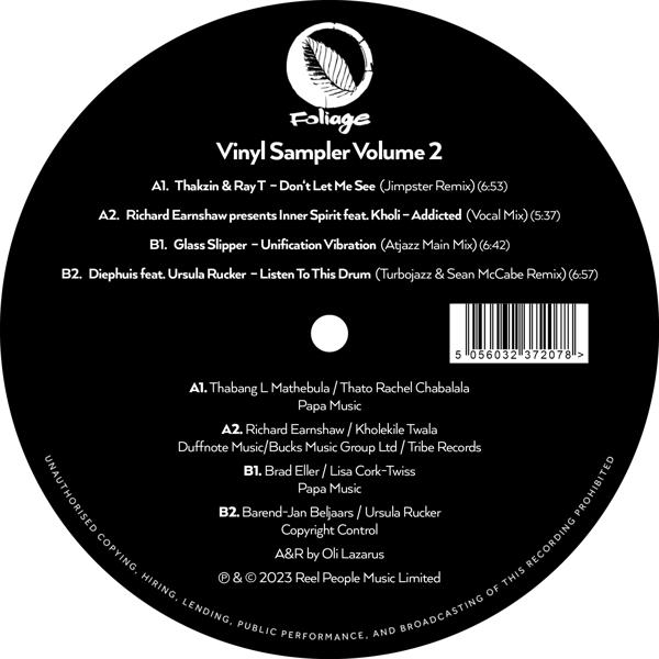 Schwarze Schallplatte mit Text und einem Blattlogo. Listet verschiedene Songs von Künstlern wie Thakzin und Richard Earnshaw.