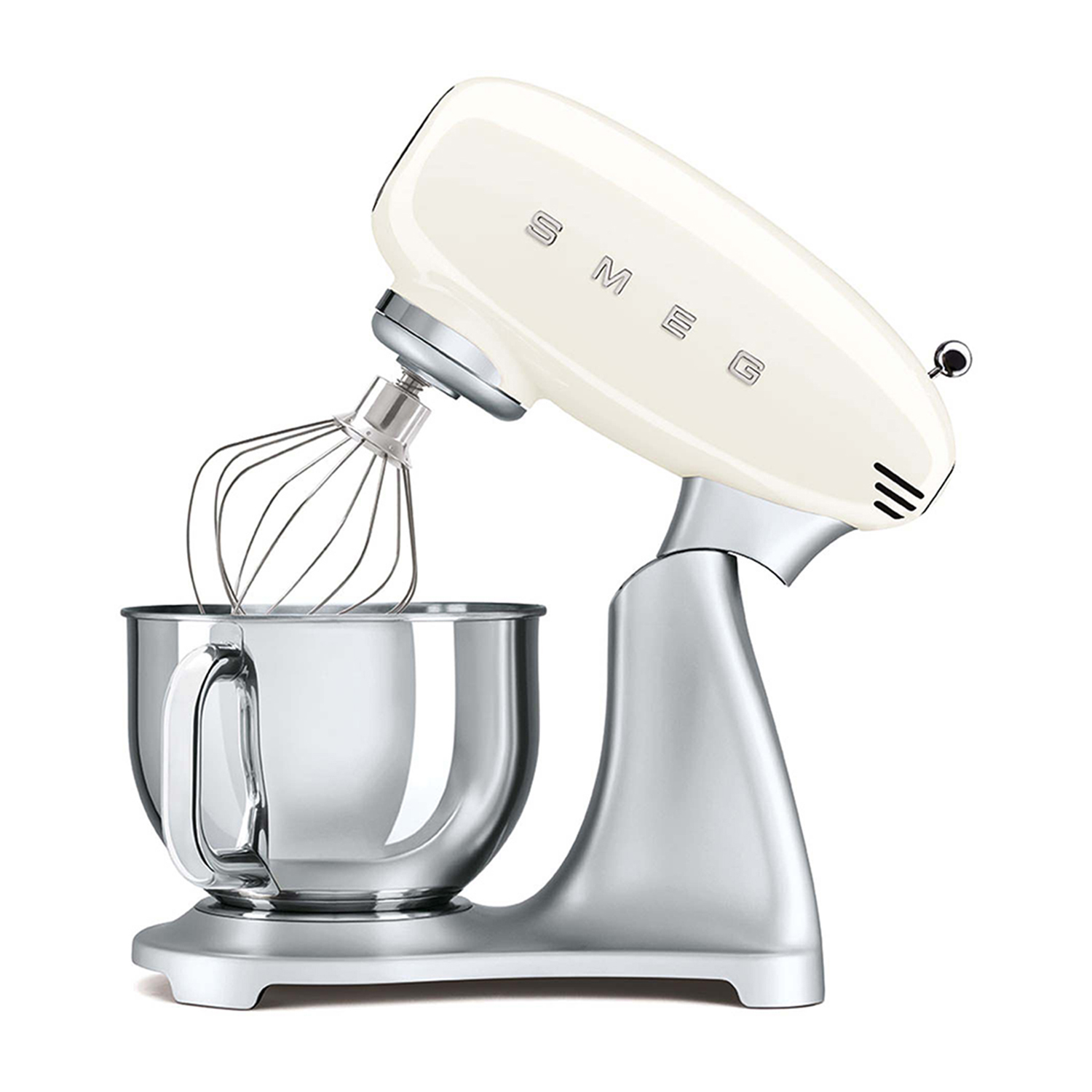 Un'impastatrice Smeg color crema con una ciotola e un accessorio frusta, su una base argentata.