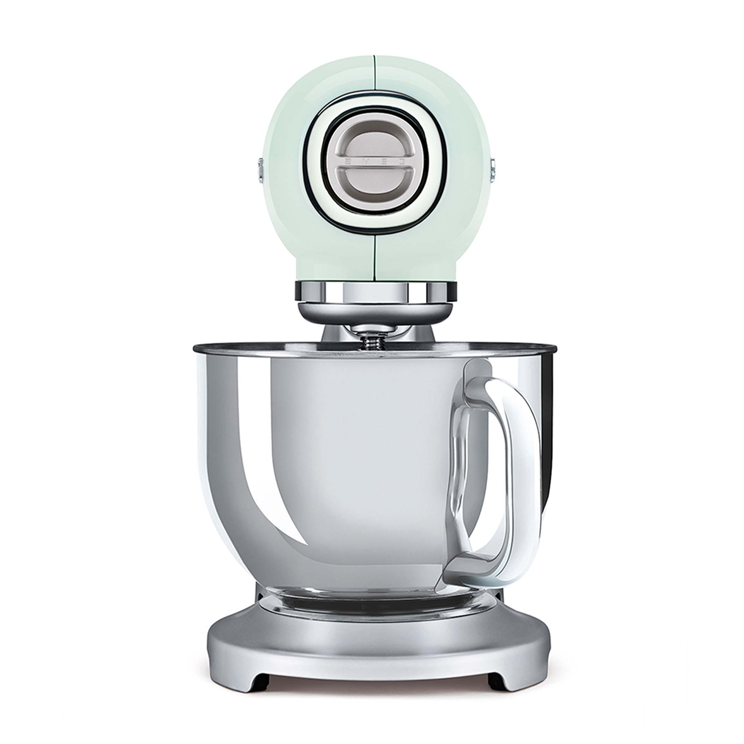 Un mixer da cucina verde menta con una ciotola d'argento. È su sfondo bianco.