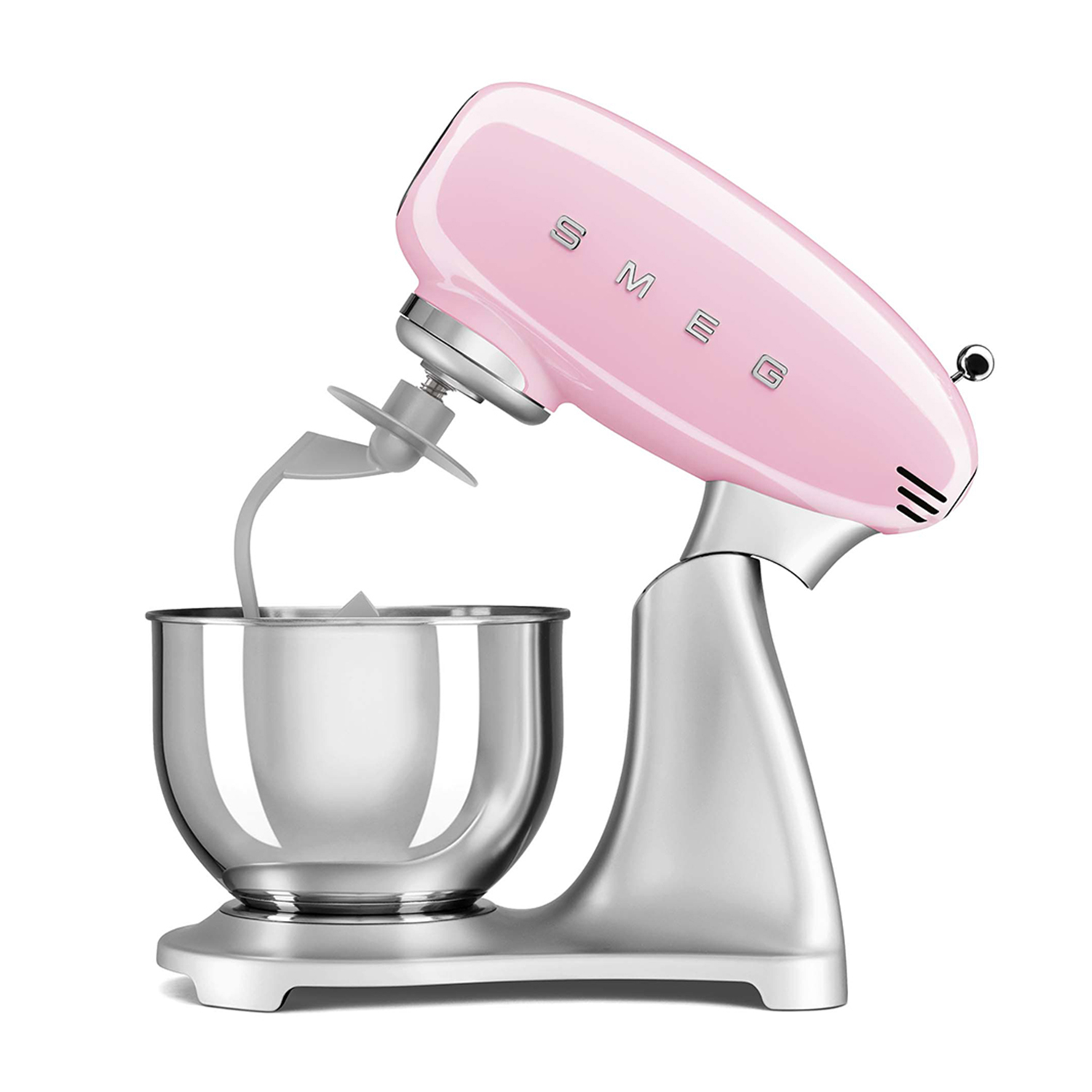 Impastatrice SMEG rosa. Ciotola e base argentate. Sfondo bianco.