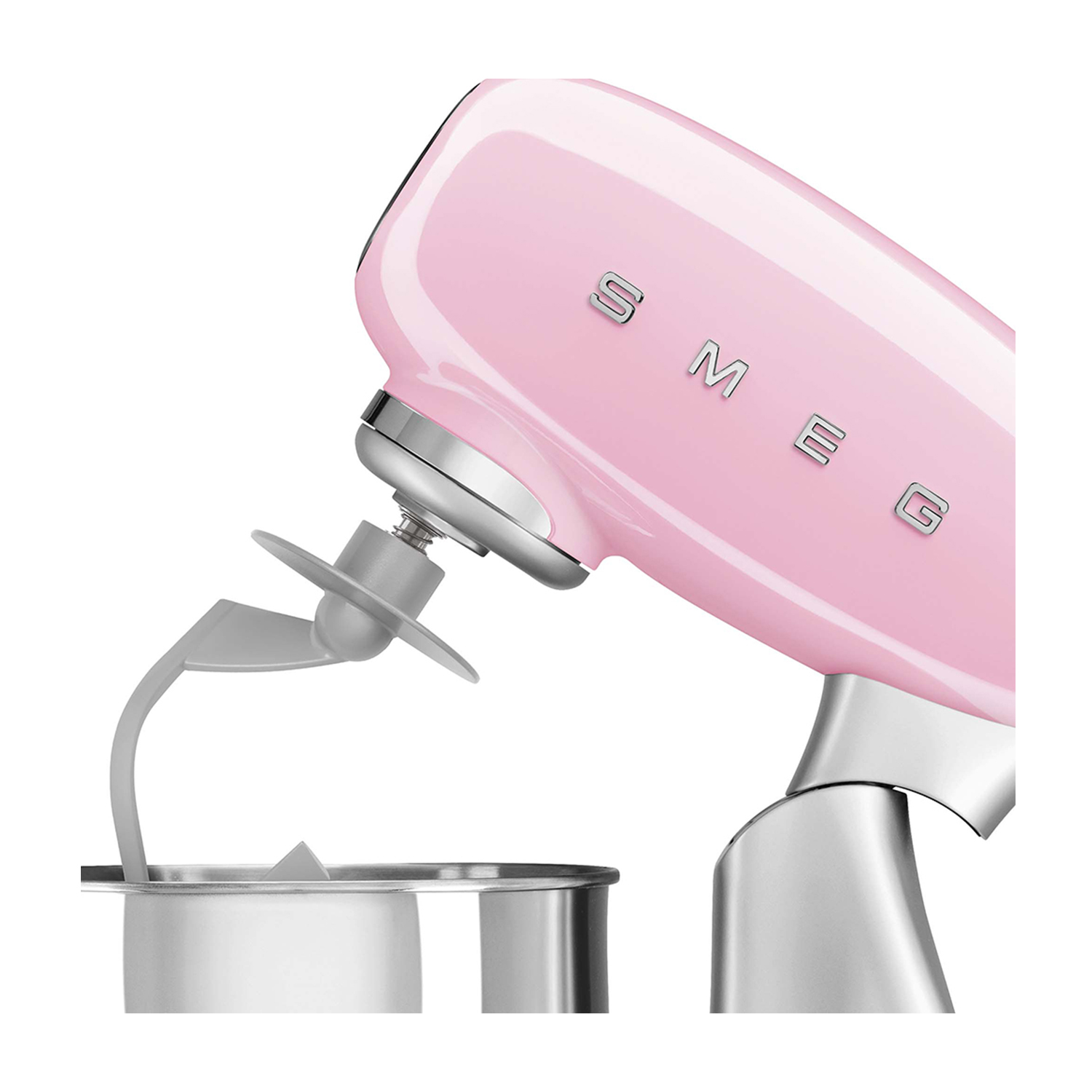 Un'impastatrice Smeg rosa, con una ciotola e un accessorio a paletta.