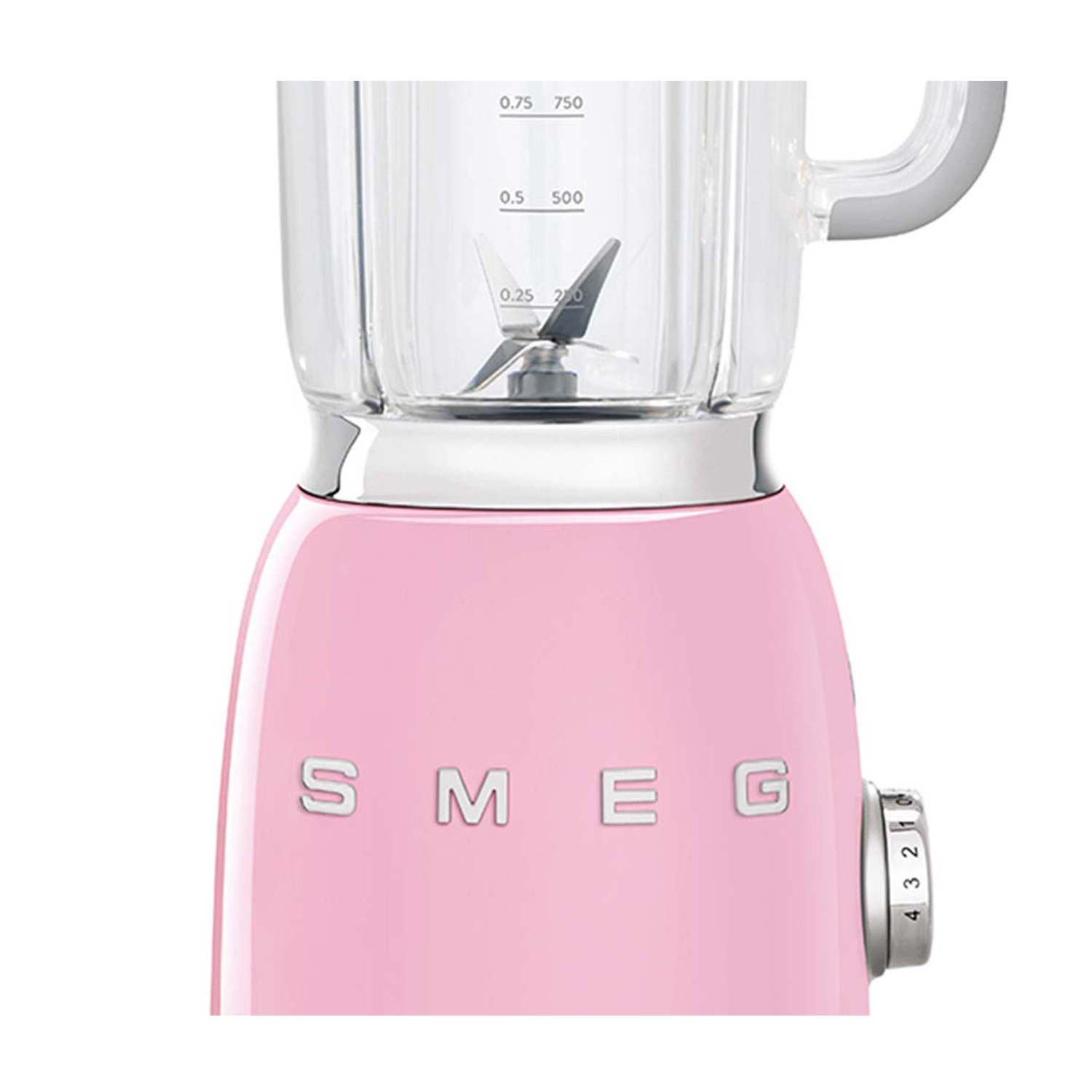Frullatore SMEG rosa, caraffa in vetro trasparente e quadrante per regolare la velocità.