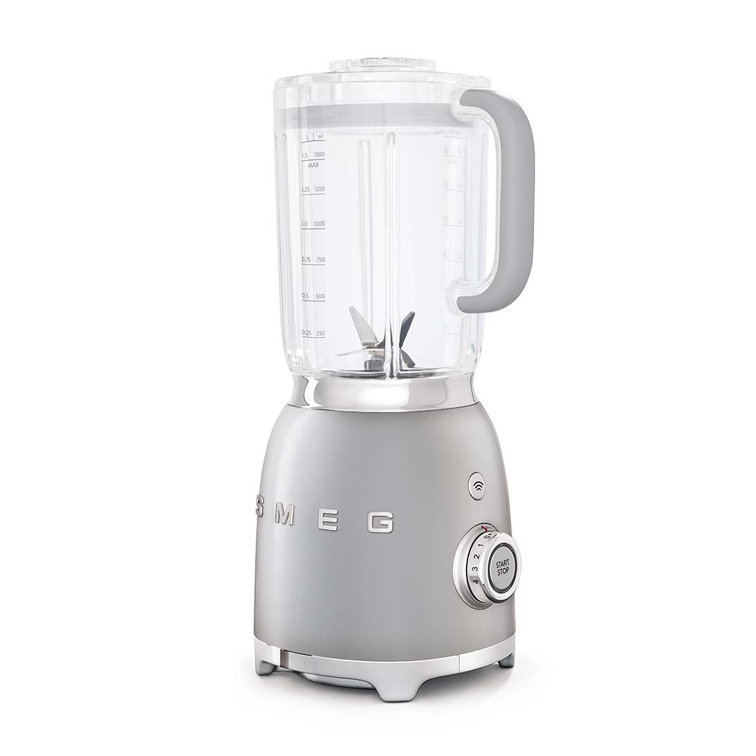 Un frullatore SMEG grigio chiaro con un contenitore di vetro. Ha una maniglia grigia e una manopola.