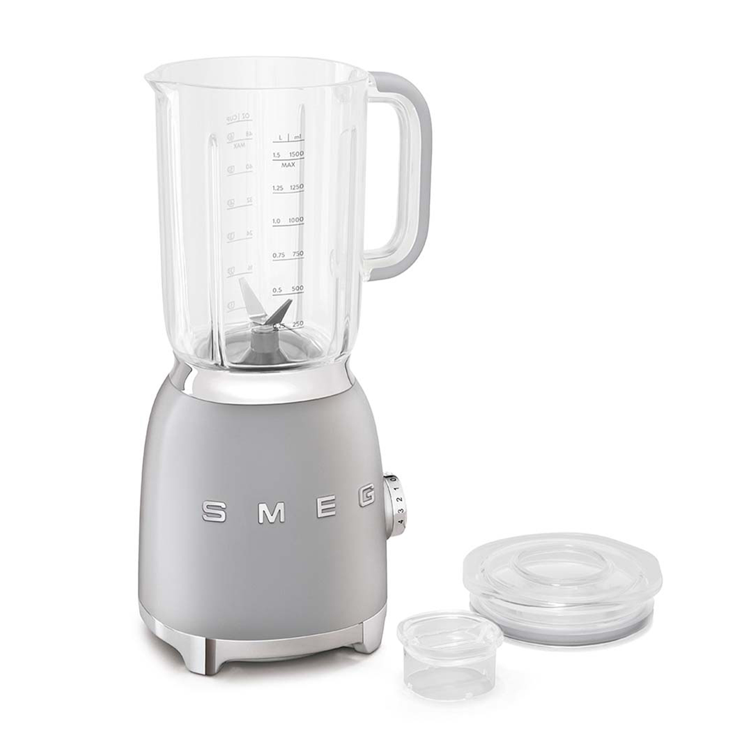 Un frullatore SMEG grigio con un barattolo e coperchio in vetro trasparente su sfondo bianco.