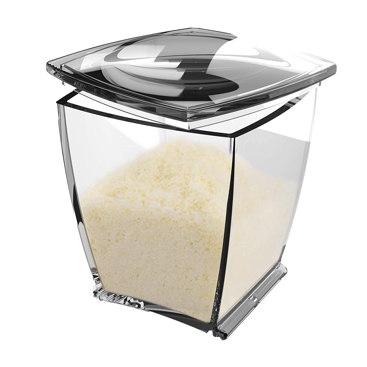 Barattolo trasparente con coperchio contenente formaggio grattugiato. Sfondo bianco.