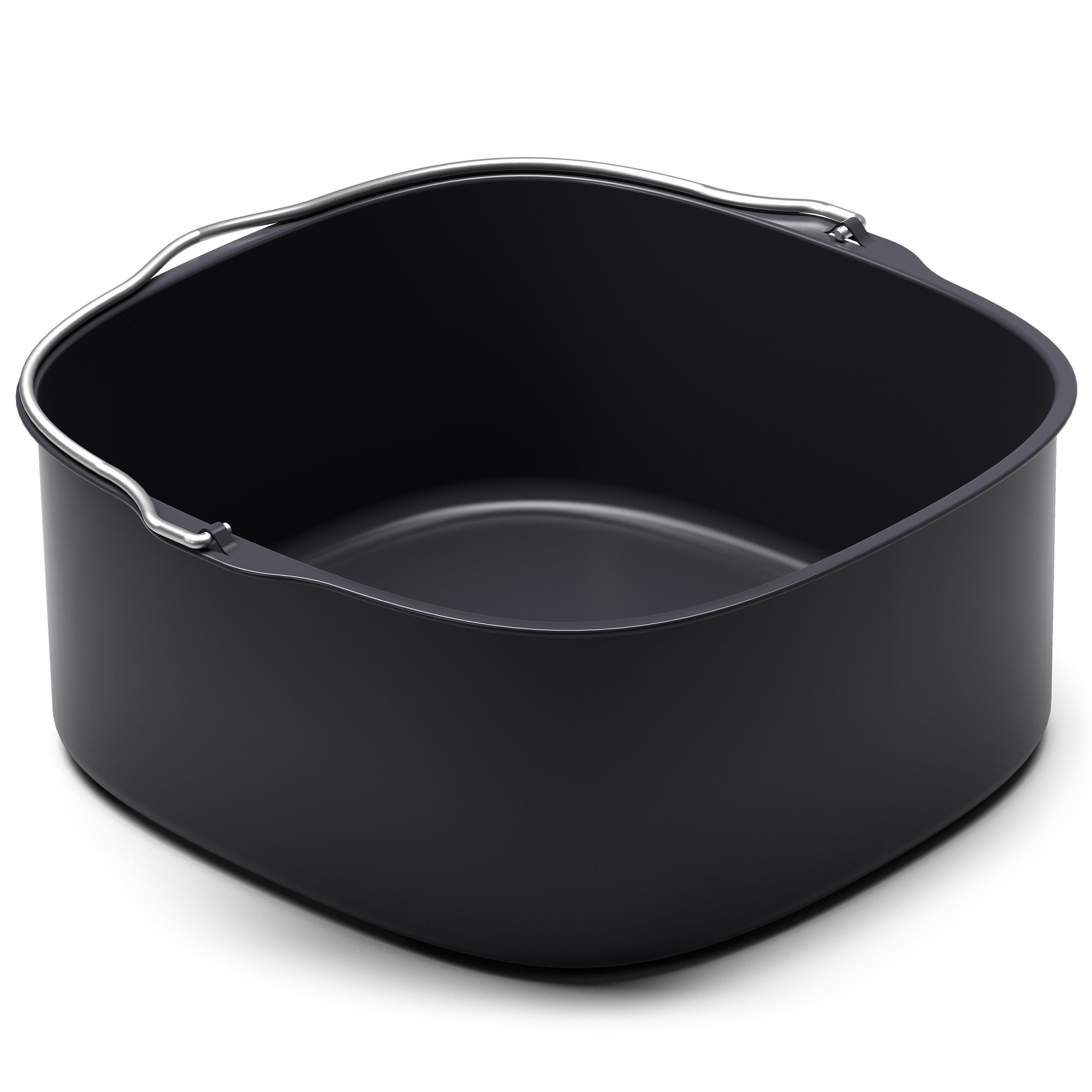 Schwarzer Airfryer-Korb mit Griff. Weißer Hintergrund.