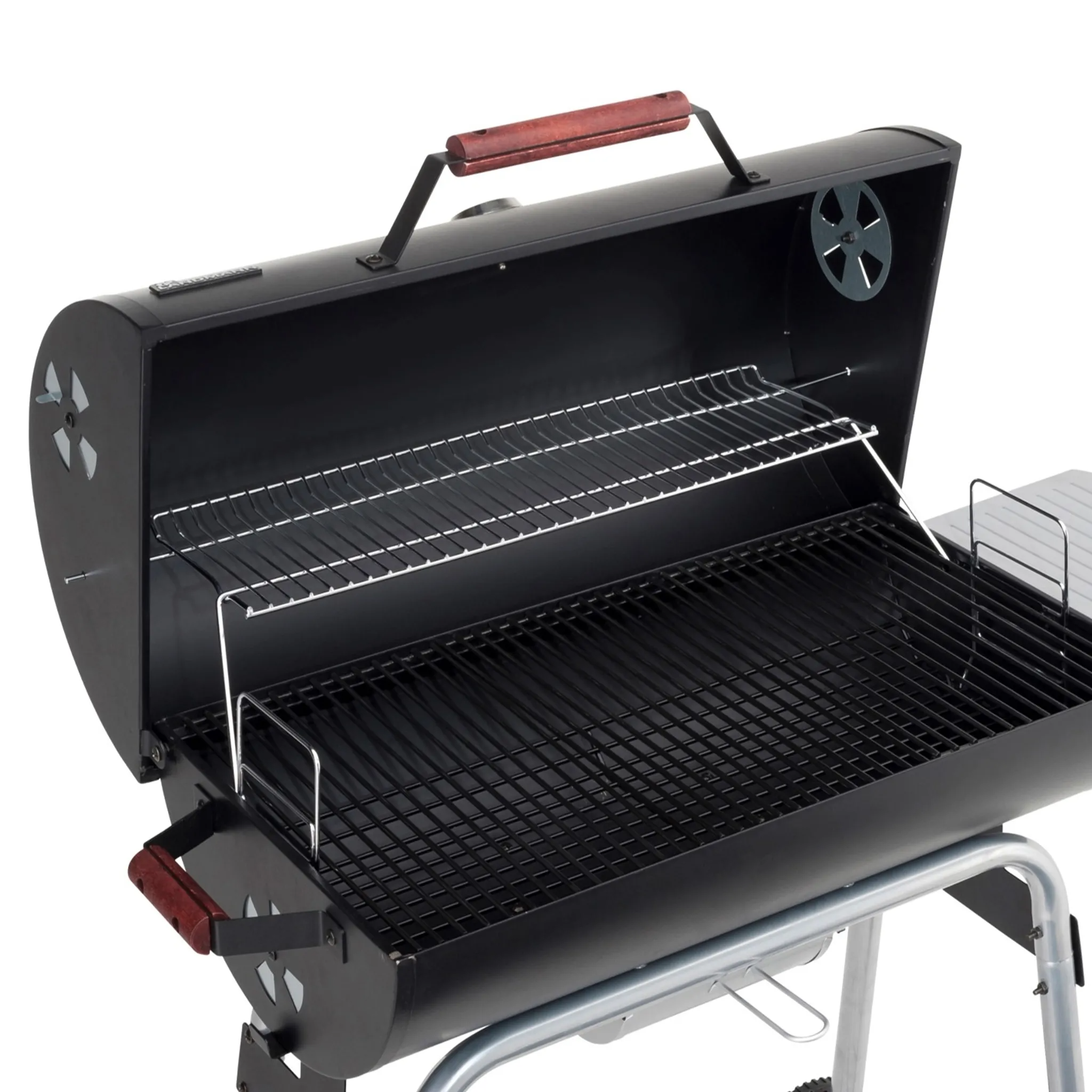 Fekete grill nyitott fedéllel. Egy grillrács és egy fogantyú látható.