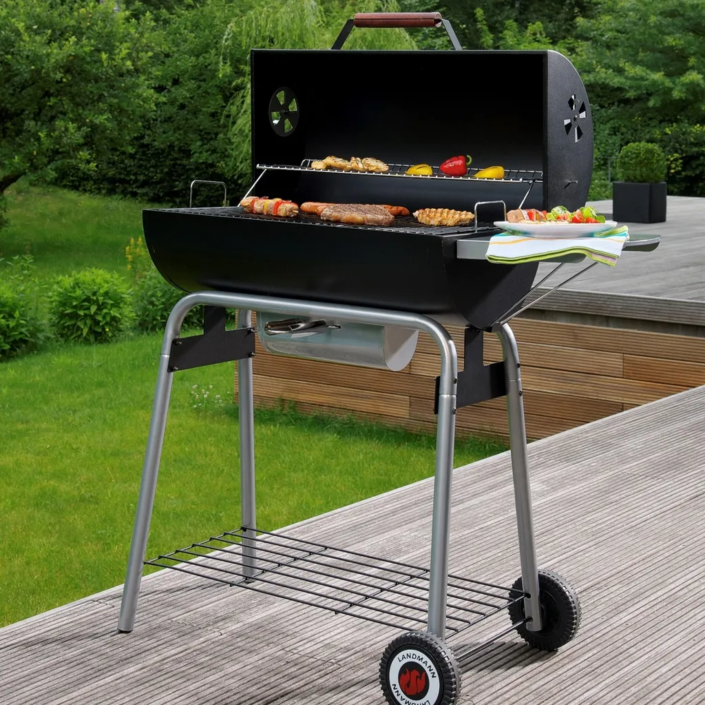 Fekete grill a fa fedélzeten. Ételek sülnek rajta. Vannak kiegészítők az oldalán.