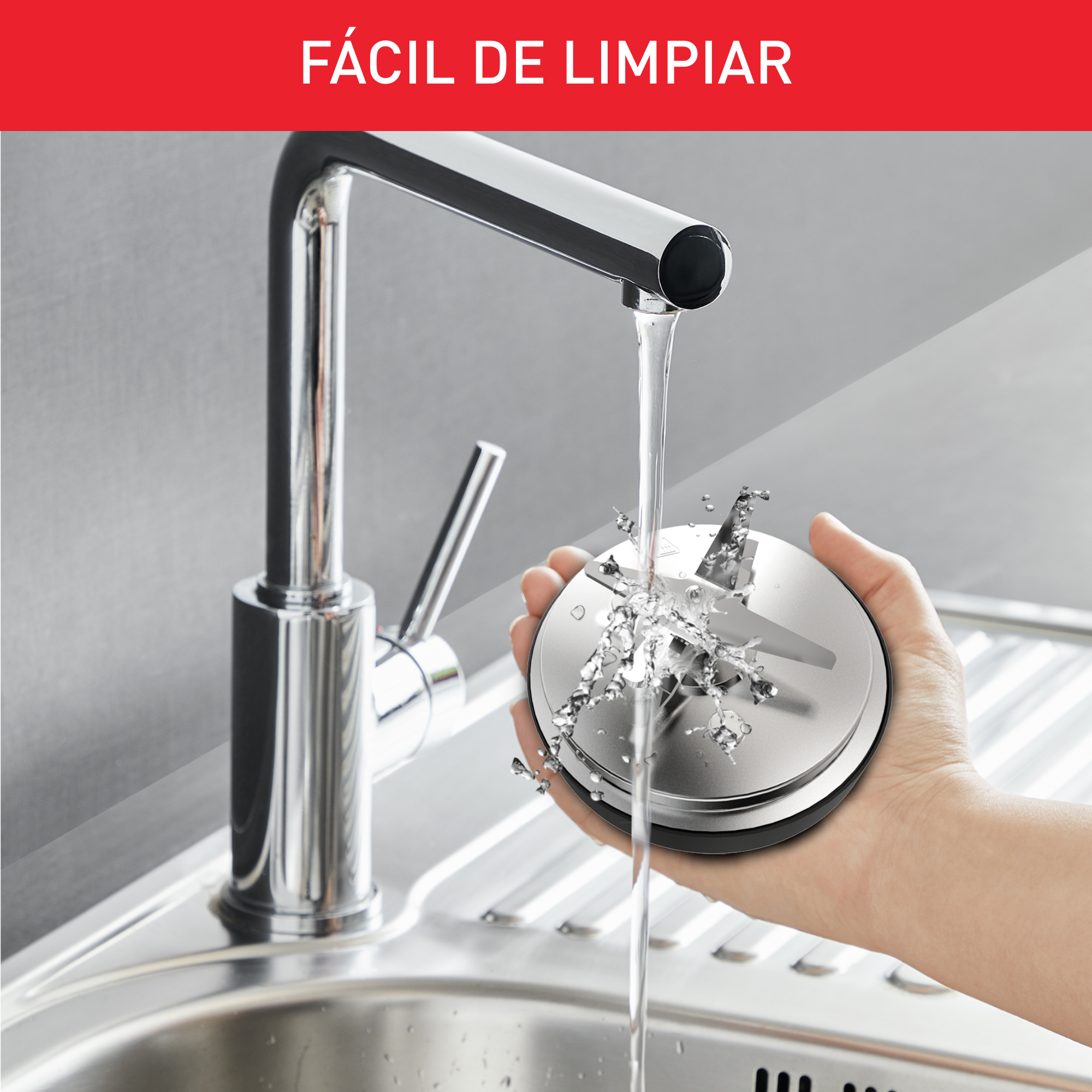 Una mano sosteniendo una cuchilla bajo el agua corriente de un grifo.