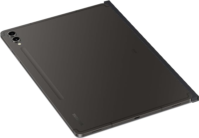 Tableta negra con cámara trasera y lápiz óptico, en una funda cerrada.