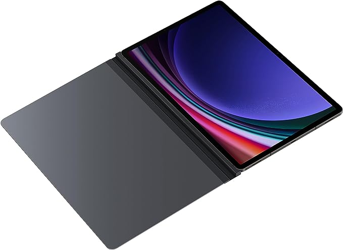 Una tableta con una funda gris oscuro, parcialmente abierta, mostrando una pantalla colorida.