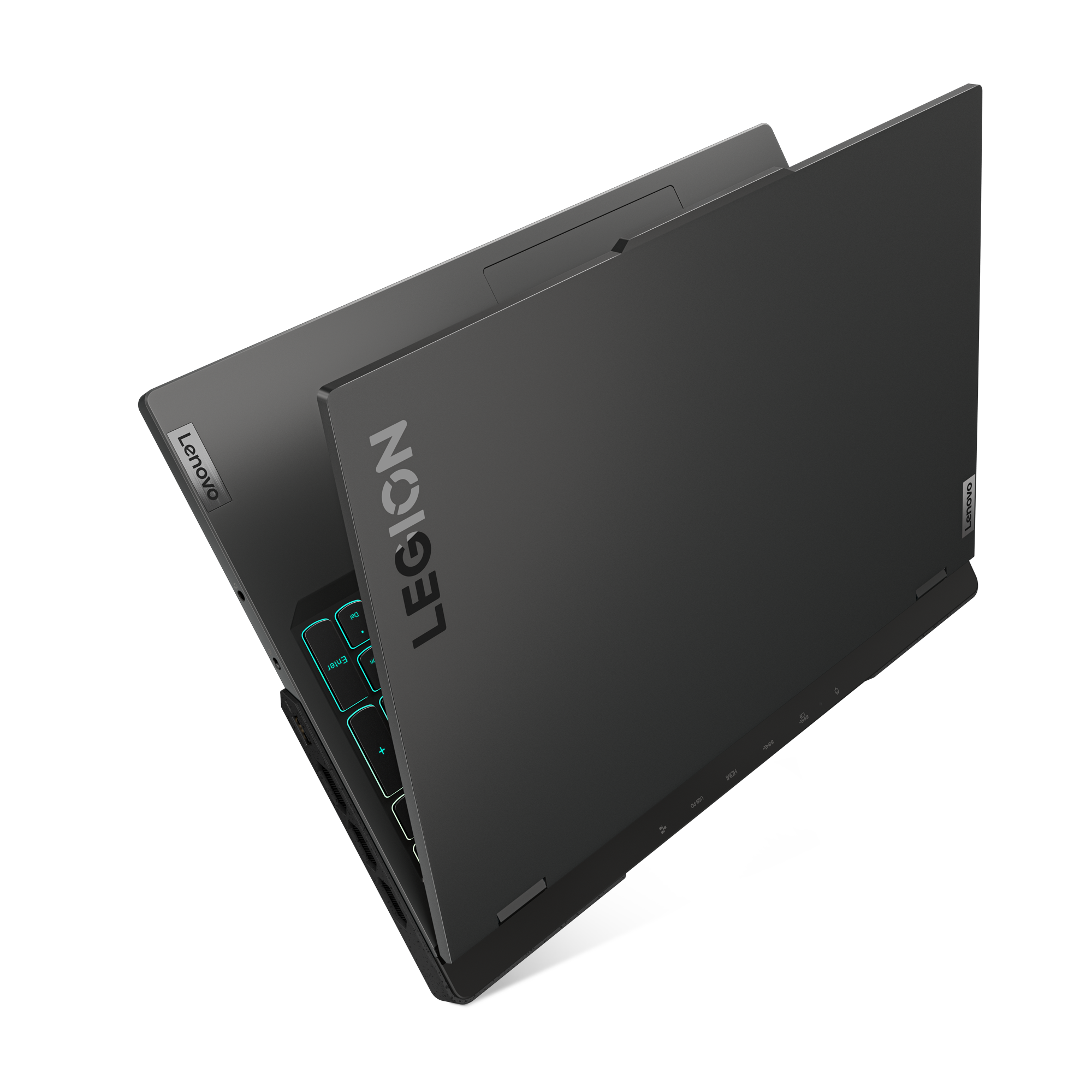 Siyah Lenovo Legion dizüstü bilgisayar, kısmen açık, koyu bir yüzeyde. Legion logosu görünür.