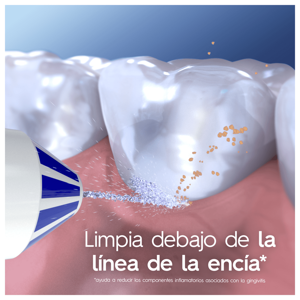 Primer plano de dientes que se limpian con pasta de dientes, resaltando la línea de las encías.