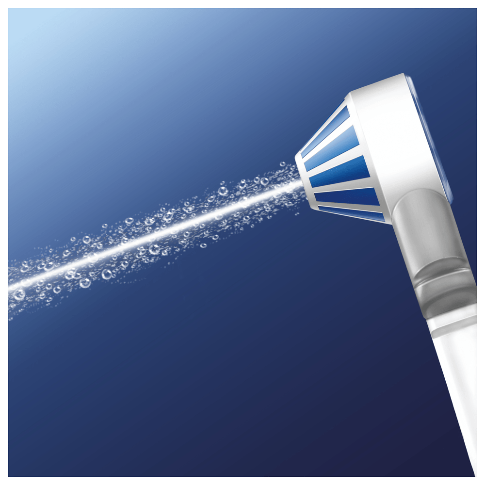 Un primer plano de un cabezal de irrigador oral blanco. Un chorro de agua sale de la cabeza, rodeado de gotas.