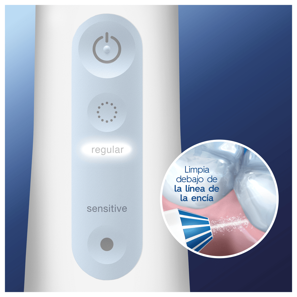Primer plano de un irrigador oral con botones de control y un diagrama que muestra la limpieza debajo de la línea de las encías.