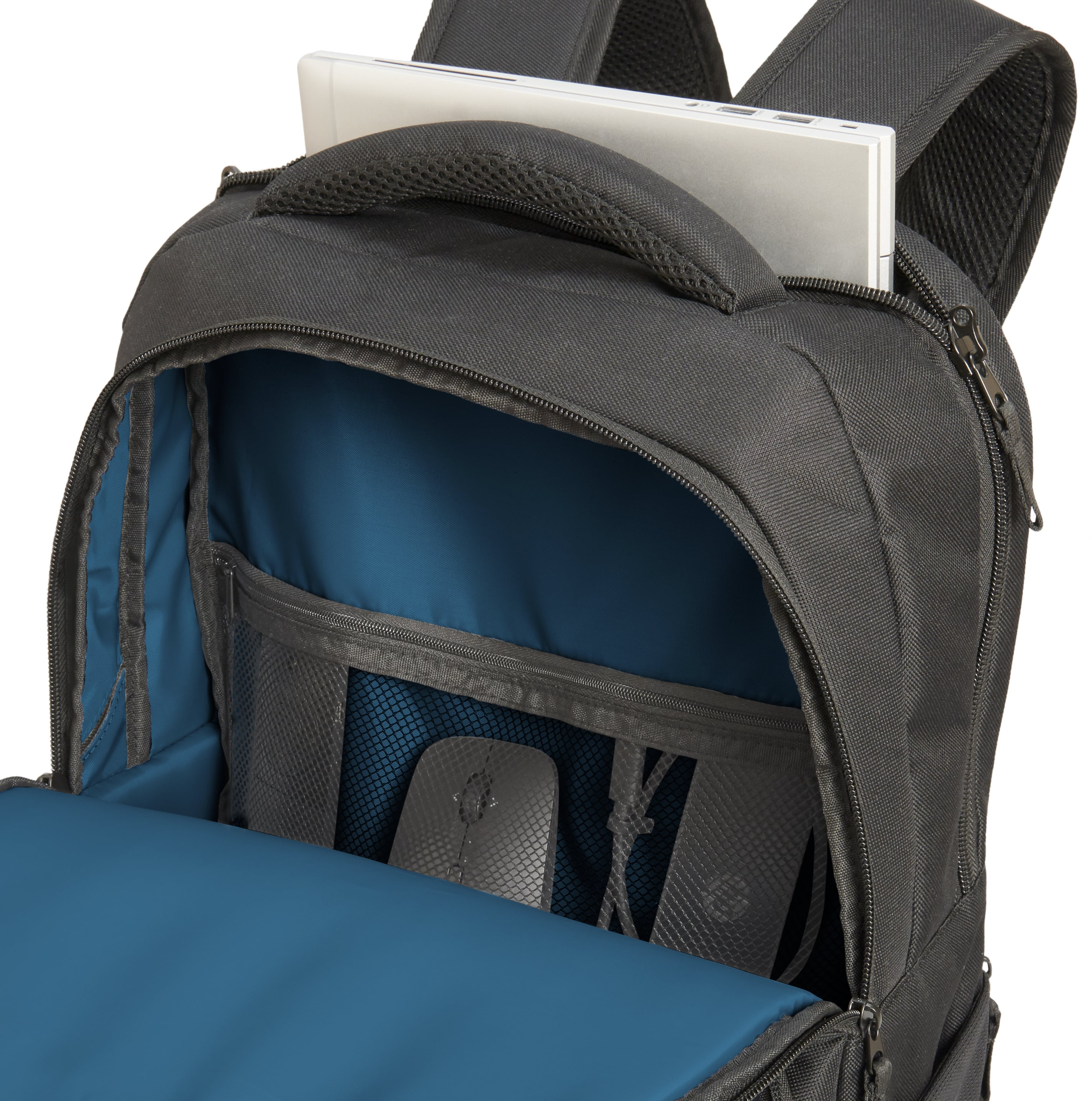 Mochila gris abierta, portátil dentro, forro azul visible. Se ve el ratón y los compartimentos.