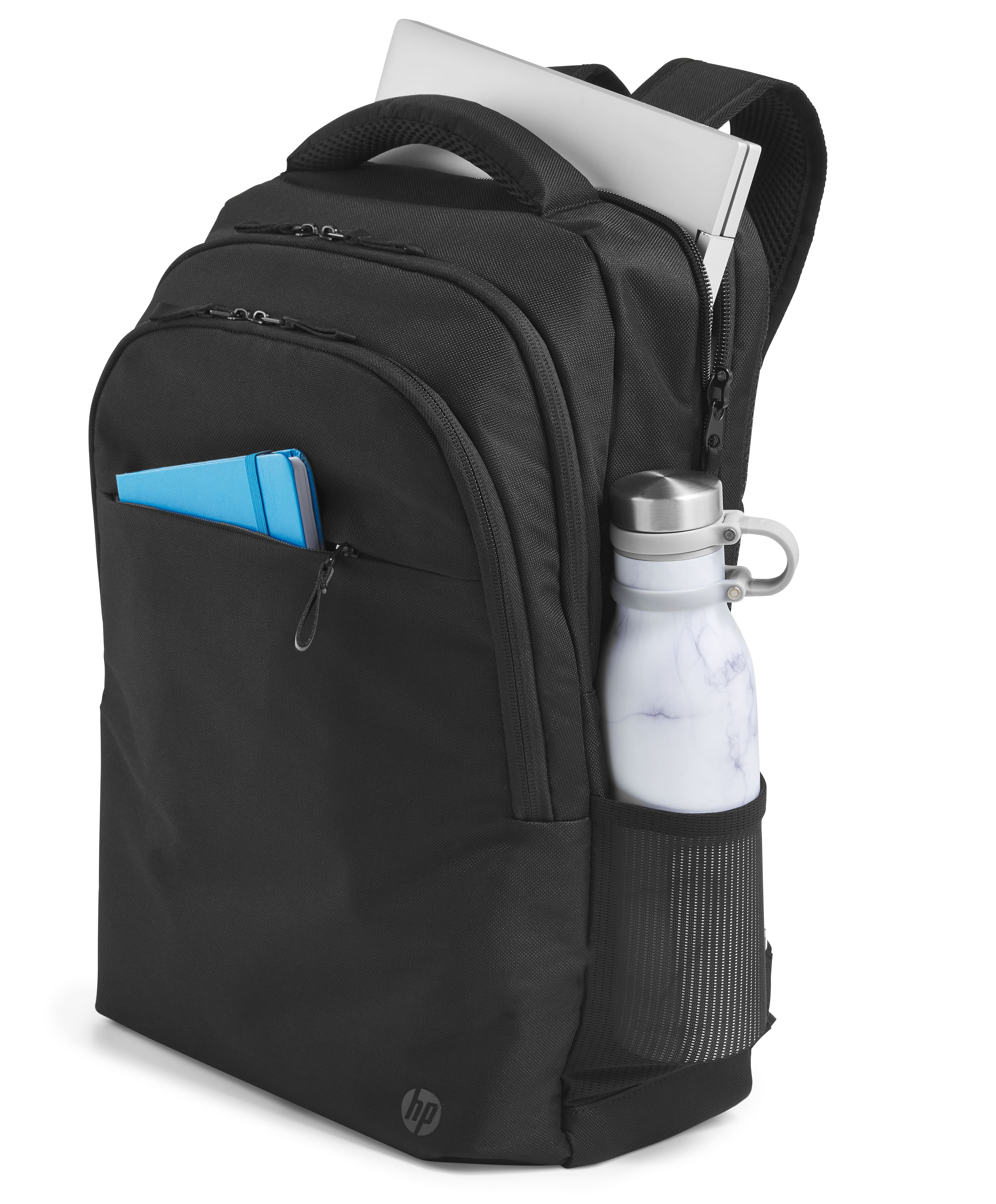 Mochila negra con botella de agua y cuaderno en los bolsillos. Se ve un portátil dentro.