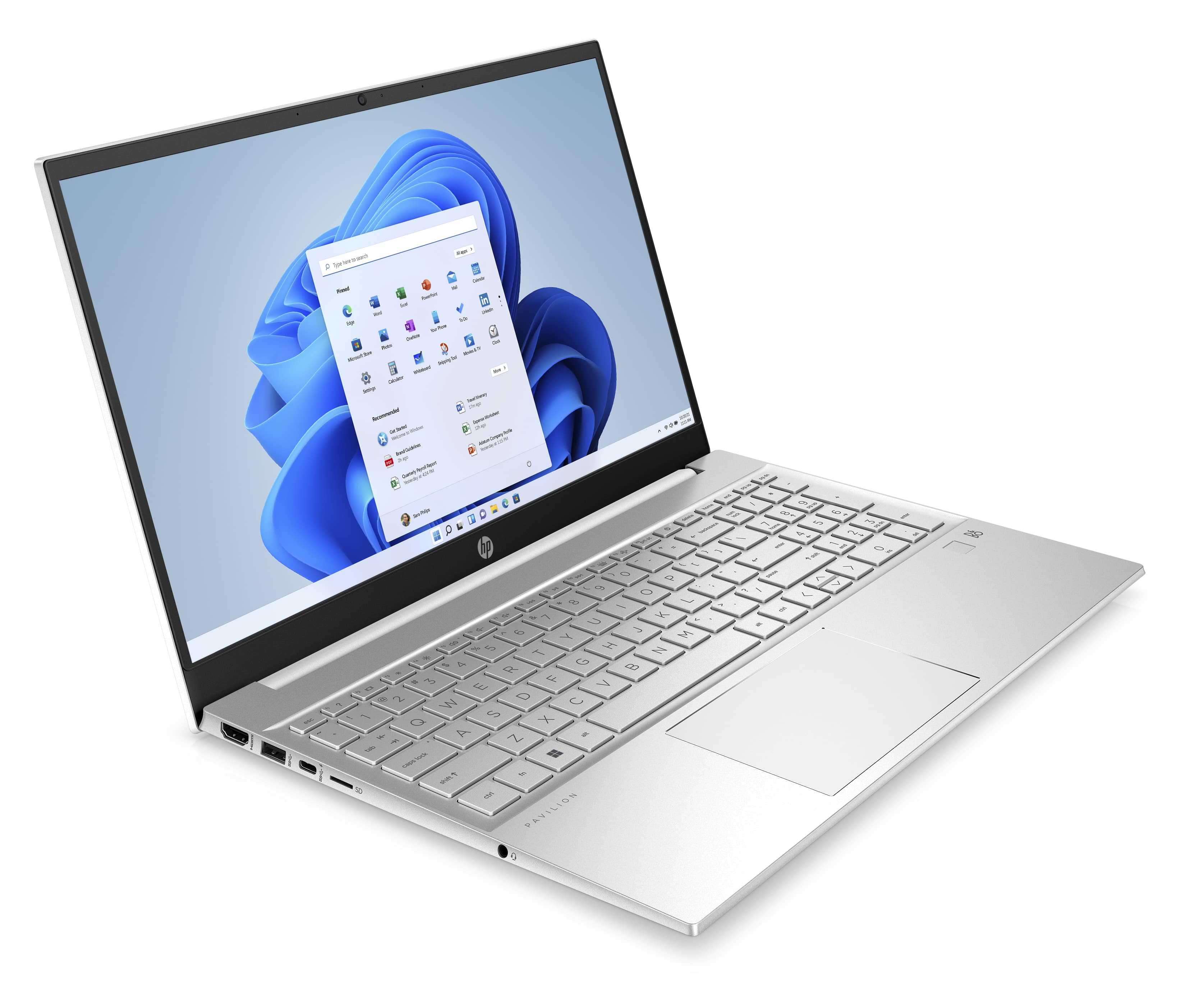 Un portátil plateado con una pantalla de Windows 11, ligeramente abierto, sobre una superficie blanca.