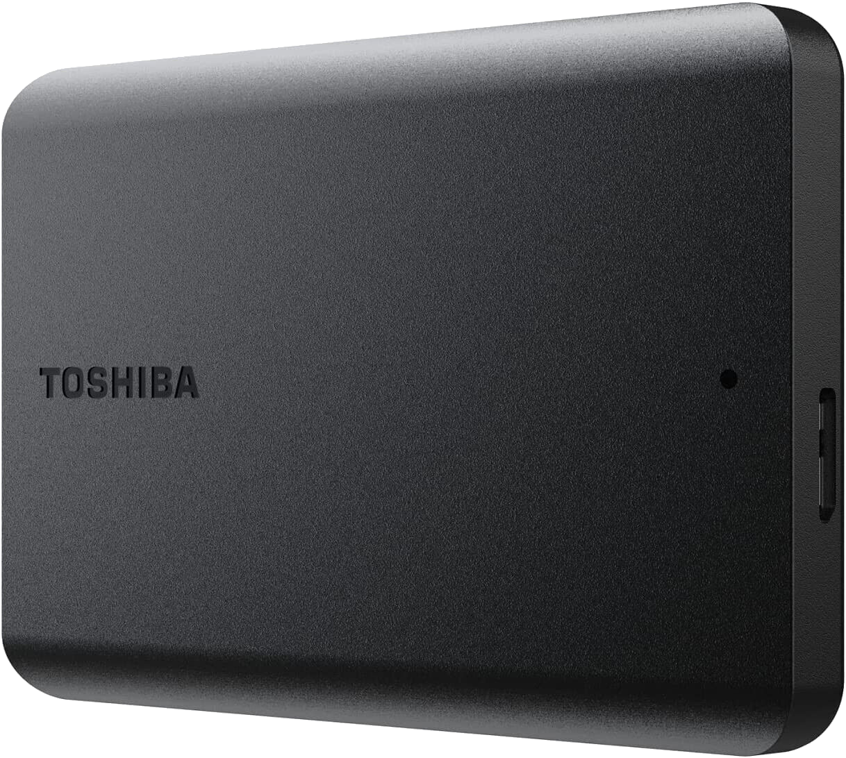 Fekete Toshiba külső merevlemez. A márkanév felül, egy port pedig oldalt található.
