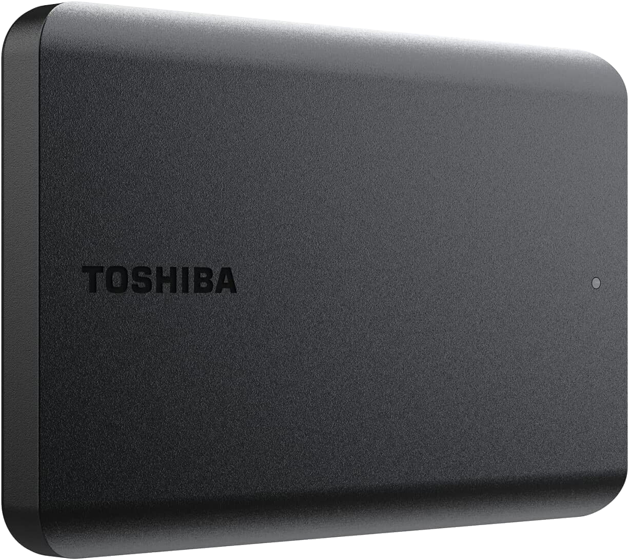 Egy fekete Toshiba külső merevlemez. A 'TOSHIBA' szó van a készüléken.