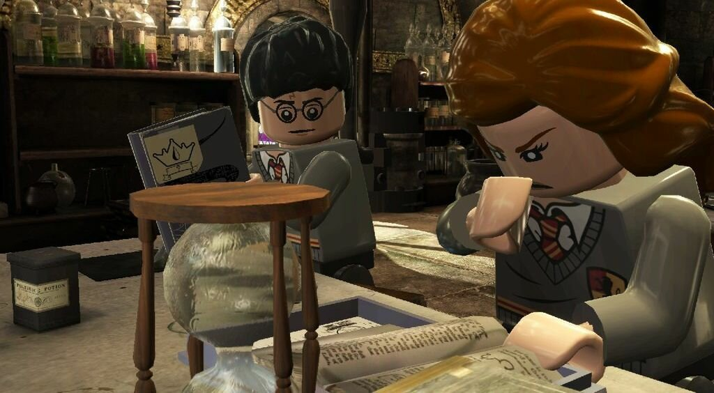 Scena z Lego Harry Potter z Harrym i Hermioną badającymi przedmioty. Widoczne książki i eliksiry.