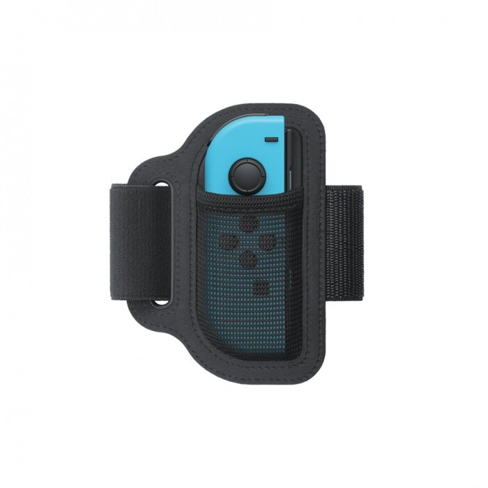 Niebieski kontroler do gier wewnątrz czarnego paska na ramię.