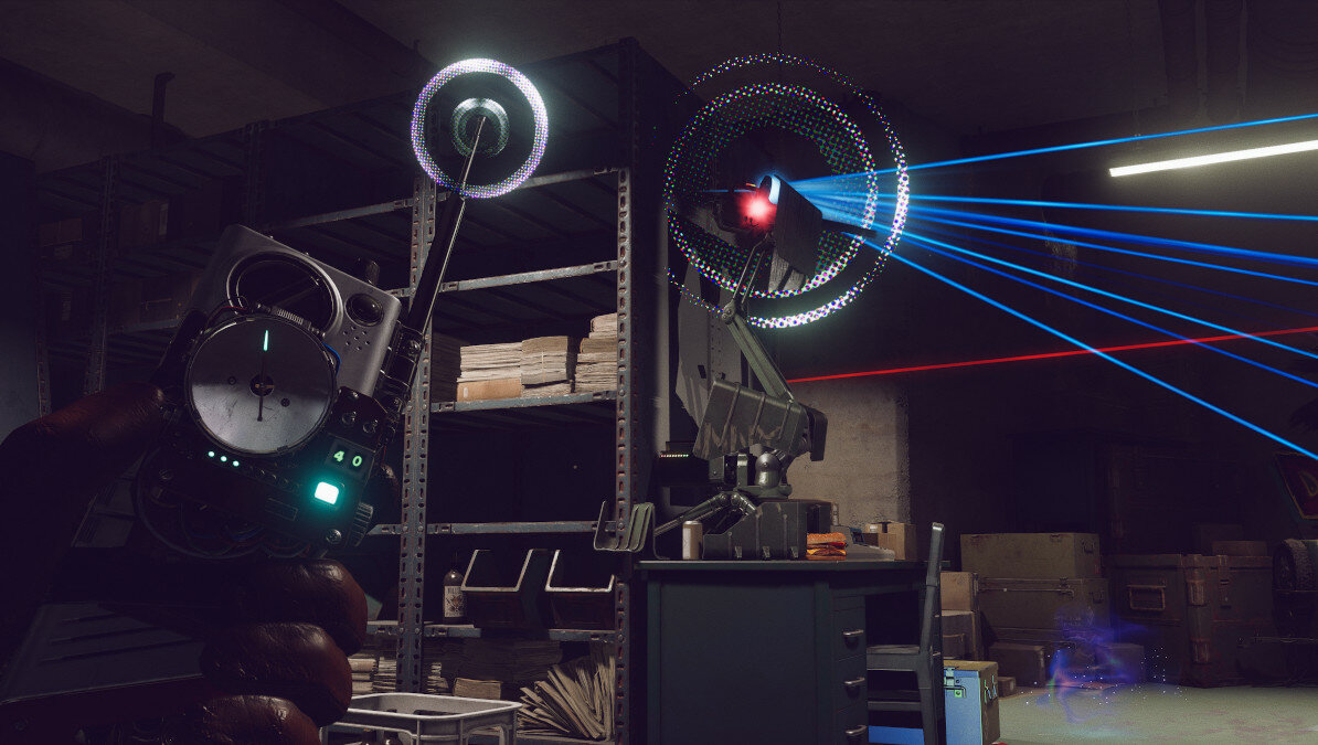 Osoba trzyma urządzenie emitujące wiązki w ciemnym pomieszczeniu z półkami i sprzętem.