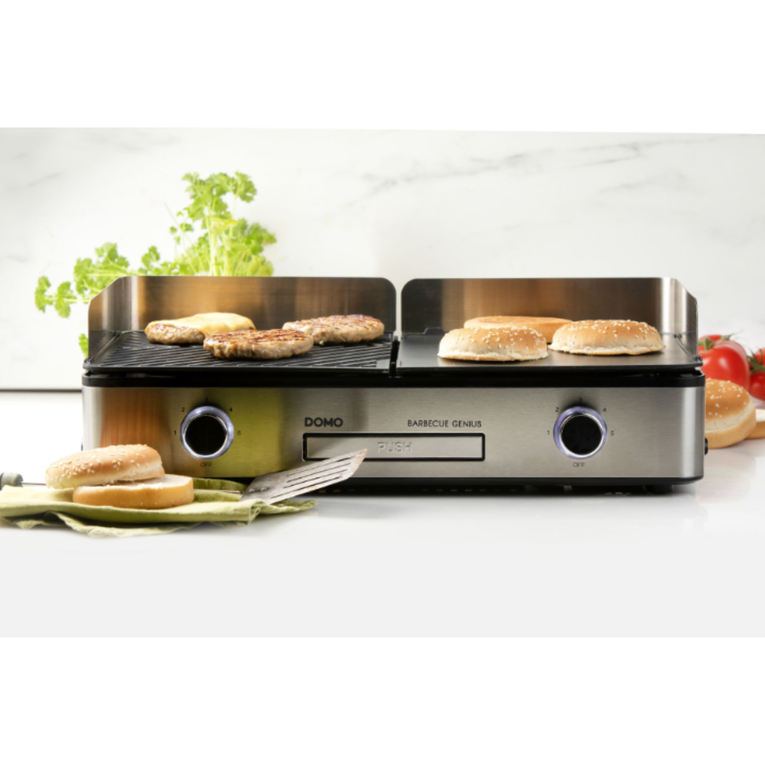 Grill met burgers en broodjes, klaar om te koken, met een drukknop.