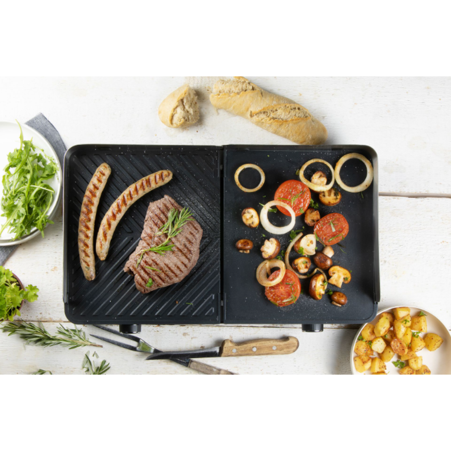 Grill met eten. Biefstuk, worstjes, groenten. Wit houten oppervlak.